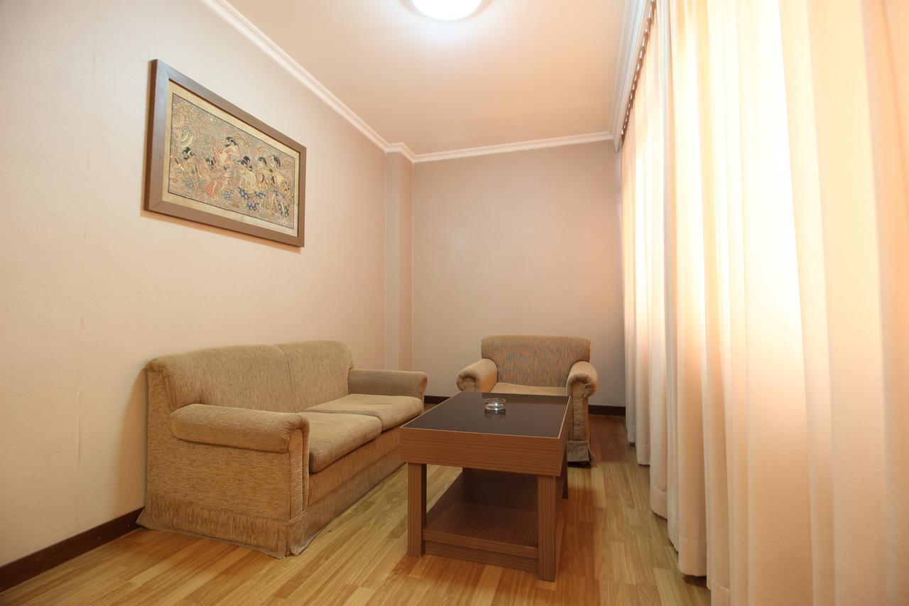 Reddoorz Premium @ Slamet Riyadi 2 Solo Kültér fotó