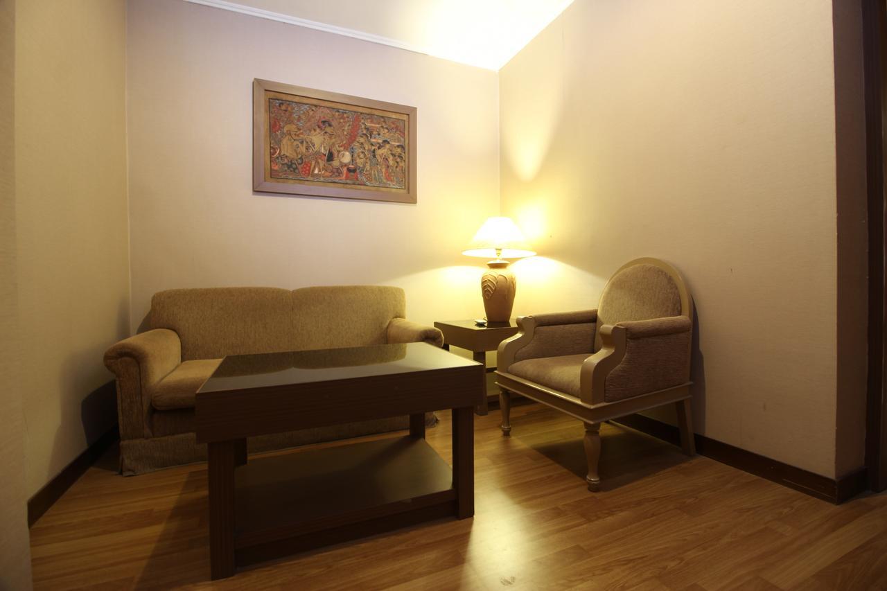 Reddoorz Premium @ Slamet Riyadi 2 Solo Kültér fotó